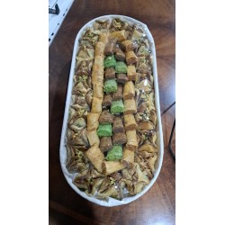 حلويات شرقية بقلاوة 550 جم طبق وسط بيضاوي 50 قطعه